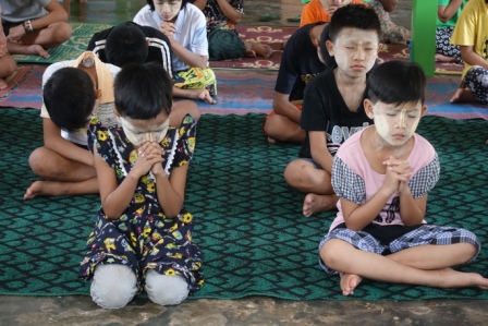 kids praying-2—small size